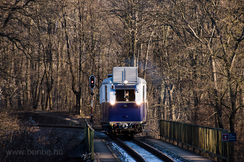 The LEV-MV ABamot 2 seen between Hűvsvlgy and Hrs-hegy on the MV Szchenyi-hegy Children's Railway, on its way to the vehicle exhibition at Csillebrc station photo