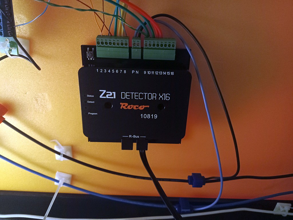 A Roco Z21 Detector x16 (10819)